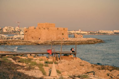 Şehrin batı ucunda yer alan Paphos Kalesi, aslında limanı ve Kıbrıs 'ı korumak için inşa edilmiş bir Bizans kalesi.