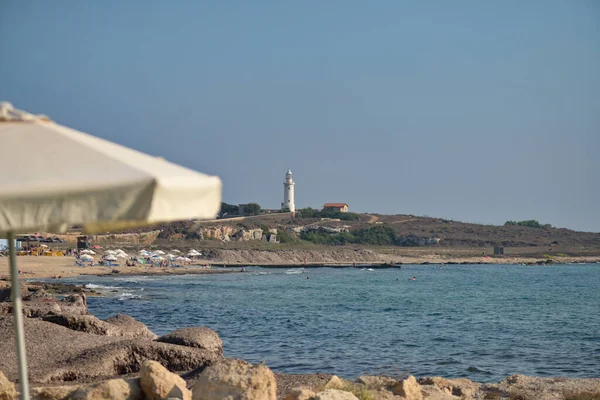 Lungomare Con Faro Bianco Sullo Sfondo — Foto Stock