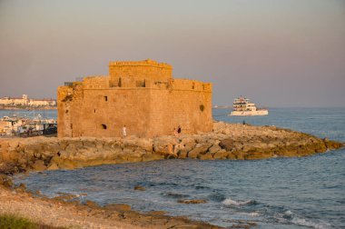 Şehrin batı ucunda yer alan Paphos Kalesi, aslında limanı ve Kıbrıs 'ı korumak için inşa edilmiş bir Bizans kalesi.