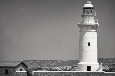 PAPHOS, CYPRUS - Temmuz 2021: Kıbrıs Rum Kesimi 'nin Paphos kentindeki Arkeoloji Parkındaki Deniz Feneri