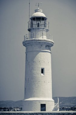 PAPHOS, CYPRUS - Temmuz 2021: Kıbrıs Rum Kesimi 'nin Paphos kentindeki Arkeoloji Parkındaki Deniz Feneri