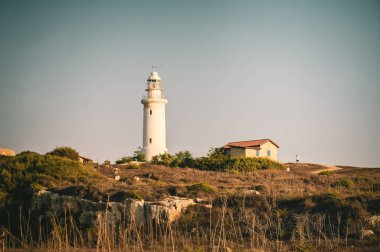 PAPHOS, CYPRUS - Temmuz 2021: Kıbrıs Rum Kesimi 'nin Paphos kentindeki Arkeoloji Parkındaki Deniz Feneri