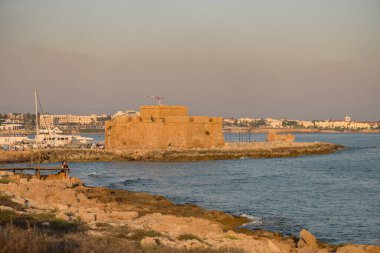PAPHOS, CYPRUS - Temmuz 2021: Paphos Kalesi, başlangıçta limanı, Kıbrıs Rum Kesimi 'ni korumak amacıyla inşa edilmiş bir Bizans kalesi olan limanın batı ucunda yer alıyor