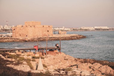 PAPHOS, CYPRUS - Temmuz 2021: Paphos Kalesi, başlangıçta limanı, Kıbrıs Rum Kesimi 'ni korumak amacıyla inşa edilmiş bir Bizans kalesi olan limanın batı ucunda yer alıyor