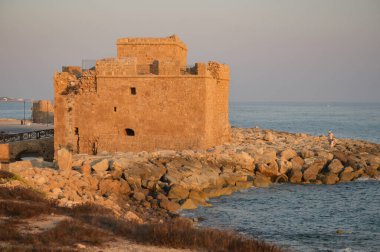 PAPHOS, CYPRUS - Temmuz 2021: Paphos Kalesi, başlangıçta limanı, Kıbrıs Rum Kesimi 'ni korumak amacıyla inşa edilmiş bir Bizans kalesi olan limanın batı ucunda yer alıyor
