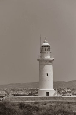 PAPHOS, CYPRUS - Temmuz 2021: Kıbrıs Rum Kesimi 'nin Paphos kentindeki Arkeoloji Parkındaki Deniz Feneri