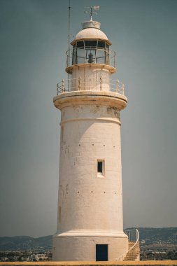 PAPHOS, CYPRUS - Temmuz 2021: Kıbrıs Rum Kesimi 'nin Paphos kentindeki Arkeoloji Parkındaki Deniz Feneri