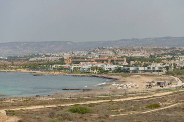 PAPHOS, CYPRUS - Temmuz 2021: Kıbrıs Rum Kesimi 'nin Paphos kentindeki Deniz feneri sahili manzarası