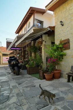 Kıbrıs 'taki Omodos küçük dağ kasabası, eski evler ve dar sokaklar, Kıbrıs