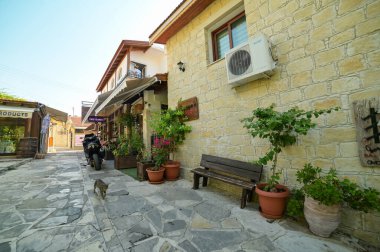 Kıbrıs 'taki Omodos küçük dağ kasabası, eski evler ve dar sokaklar, Kıbrıs
