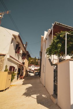 OMODOS, CYPRUS - Ağustos 2021: Kıbrıs 'taki Omodos küçük dağ kasabası, eski evler ve dar sokaklar, Kıbrıs