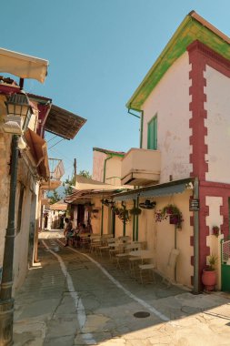 OMODOS, CYPRUS - Ağustos 2021: Kıbrıs 'taki Omodos küçük dağ kasabası, eski evler ve dar sokaklar, Kıbrıs