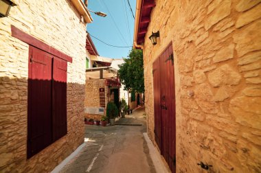 OMODOS, CYPRUS - Ağustos 2021: Kıbrıs 'taki Omodos küçük dağ kasabası, eski evler ve dar sokaklar, Kıbrıs