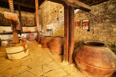 Kil fıçıları ve değirmeni olan eski bir atölye.