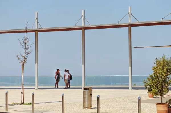 PAPHOS, CYPRUS - Temmuz 2021: Kıbrıs Rum Kesimi 'nin Kato Paphos kentindeki Caravella otobüs durağı yakınlarındaki deniz manzarası