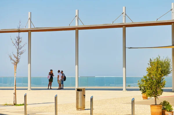 PAPHOS, CYPRUS - Temmuz 2021: Kıbrıs Rum Kesimi 'nin Kato Paphos kentindeki Caravella otobüs durağı yakınlarındaki deniz manzarası