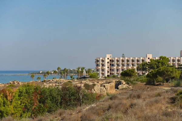 Rocky Sea Coast Hotels Calm Sea — Stock Fotó