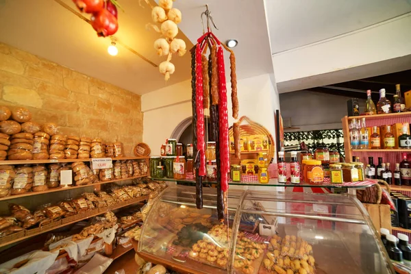 OMODOS. CYPRUS - Ağustos 2021: Kıbrıs 'ın geleneksel ürünleri, Omodos' ta şarap, ekmek ve şekerli market, Kıbrıs Rum Kesimi