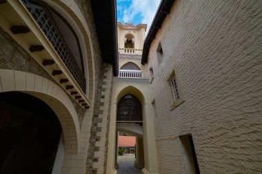 KYKOS, CYPRUS - Ağustos 2021: Kykkos Manastırı iç avlusu, Kıbrıs