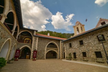 KYKOS, CYPRUS - Ağustos 2021: Kykkos Manastırı iç avlusu, Kıbrıs
