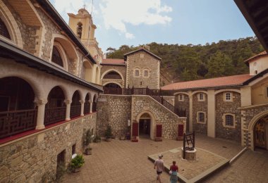 KYKOS, CYPRUS - Ağustos 2021: Kykkos Manastırı iç avlusu, Kıbrıs
