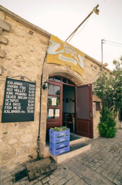 POLIS, CYPRUS - Temmuz 2021: Polis, Kıbrıs Rum Kesimi 'nde geleneksel restoran, balık tavernası