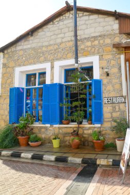 POLIS, CYPRUS - Temmuz 2021: Polis, Kıbrıs Rum Kesimi 'nde geleneksel restoran, balık tavernası