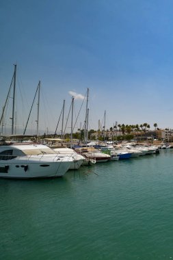 LATCHI, CYPRUS - Ağustos 2021: Yatları ve tekneleri olan Latchi 'deki deniz limanı, Kıbrıs 