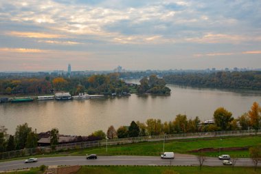 BELGRAD, SERBIA - Ekim 2020: Sırbistan 'ın Kalemegdan Park kentindeki Tuna Nehri manzarası