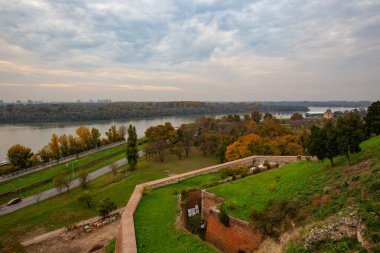 BELGRAD, SERBIA - Ekim 2020: Sırbistan 'ın Kalemegdan Park kentindeki Tuna Nehri manzarası