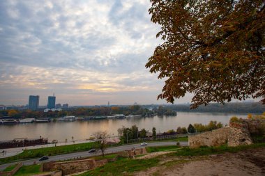 BELGRAD, SERBIA - Ekim 2020: Sırbistan 'ın Kalemegdan Park kentindeki Tuna Nehri manzarası