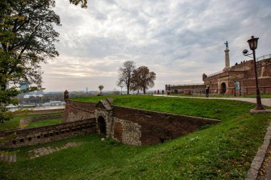 BELGRAD, SERBIA - Ekim 2020: Belgrad Kalesi, eski kale ve sonbaharda Kalemegdan Parkı, Sırbistan