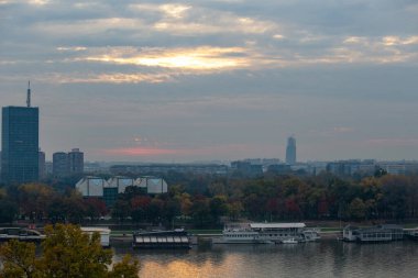 BELGRAD, SERBIA - Ekim 2020: Sırbistan 'ın Kalemegdan Park kentindeki Tuna Nehri manzarası