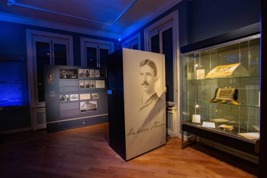 BELGRAD, SERBIA - Ekim 2020: Sırbistan 'ın Belgrad kentindeki Nicola Tesla Müzesinin iç ayrıntıları ve sergileri
