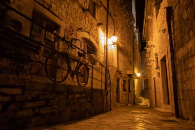 KOTOR, MONTENEGRO - Ekim 2020: Kotor 'un eski dar sokakları geceleri fener ışığında, Karadağ