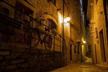 KOTOR, MONTENEGRO - Ekim 2020: Kotor 'un eski dar sokakları geceleri fener ışığında, Karadağ