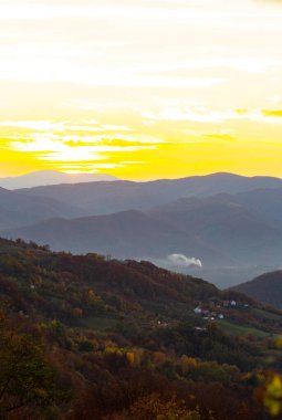 Bosna-Hersek sınırındaki Tara Ulusal Parkı 'ndaki dağlarda güzel bir gün batımı.