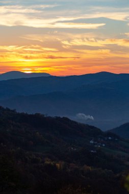 Bosna-Hersek sınırındaki Tara Ulusal Parkı 'ndaki dağlarda güzel bir gün batımı.