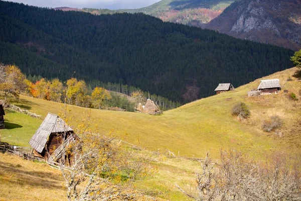 Mokra Gora Serbia Październik 2020 Jesienny Krajobraz Domami Żółtymi Drzewami — Zdjęcie stockowe