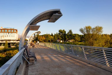 PODGORİKA, MONTENEGRO - Ekim 2020: Podgorica kasabasındaki Moscowskiy Köprüsü, Karadağ