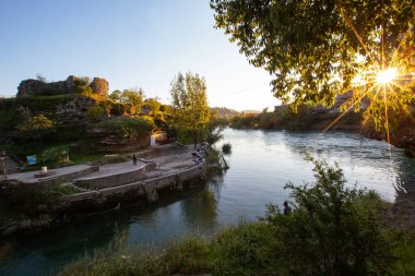 PODGORİCA, MONTENEGRO - Ekim 2020: Ribnica kalesi Podgorica gün batımında, Karadağ