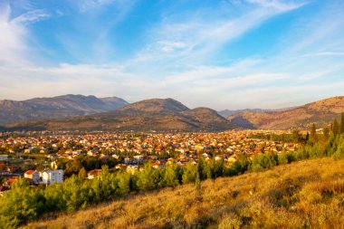 Karadağ 'ın Gorica Park tepesinden Podgorica kasabasının manzarası