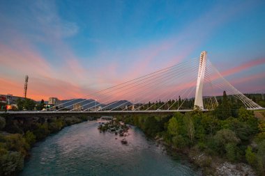 PODGORİKA, MONTENEGRO - Ekim 2020: Karadağ 'ın Podgorica kentinde gün batımında Milenyum Köprüsü manzarası