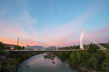PODGORİKA, MONTENEGRO - Ekim 2020: Karadağ 'ın Podgorica kentinde gün batımında Milenyum Köprüsü manzarası
