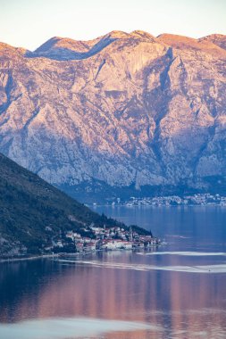 PERAST, MONTENEGRO - Ekim 2020: Karadağ 'ın Kotor Körfezi' nde sisli bir sabahta Perast kasabasının güzel manzarası