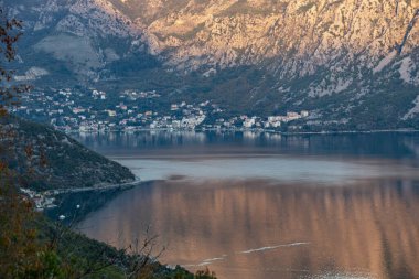 PERAST, MONTENEGRO - Ekim 2020: Karadağ 'ın Kotor Körfezi' nde sisli bir sabahta Perast kasabasının güzel manzarası