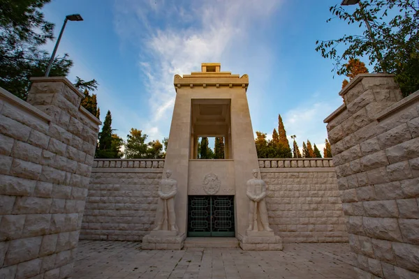 PODGORİCA, MONTENEGRO - Ekim 2020: Karadağ 'ın Podgorica kentindeki Gorica Parkı' nda savaş anıtı