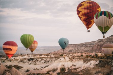 GOREME, TURKEY - Ekim 2020: Kapadokya üzerinde havada renkli sıcak hava balonları (Kapadokya), Greme Turkey