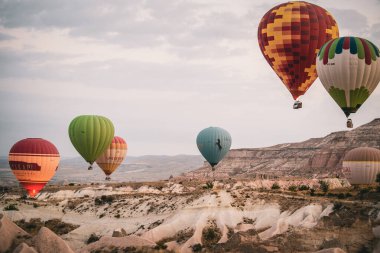 GOREME, TURKEY - Ekim 2020: Kapadokya üzerinde havada renkli sıcak hava balonları (Kapadokya), Greme Turkey