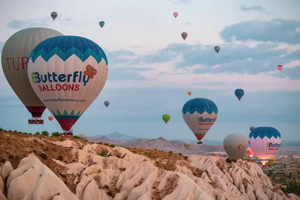 Goreme Turkey Οκτώβριος 2020 Πολύχρωμα Αερόστατα Θερμού Αέρα Στον Αέρα — Φωτογραφία Αρχείου